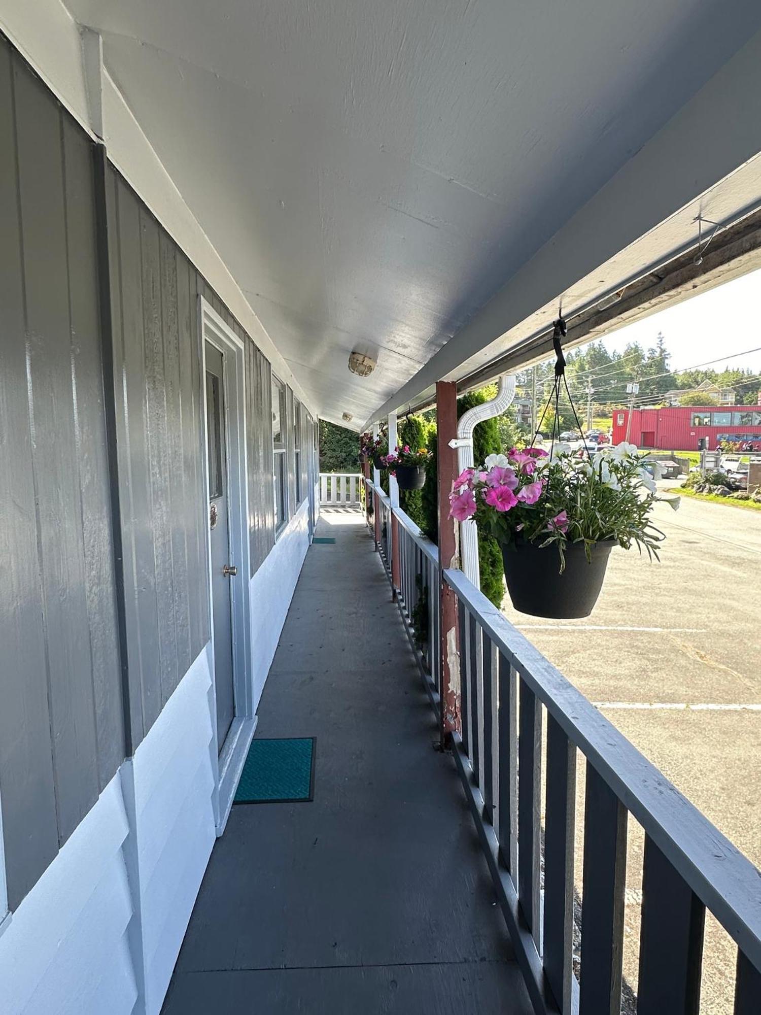Island West Resort-Motel Ucluelet Exterior photo