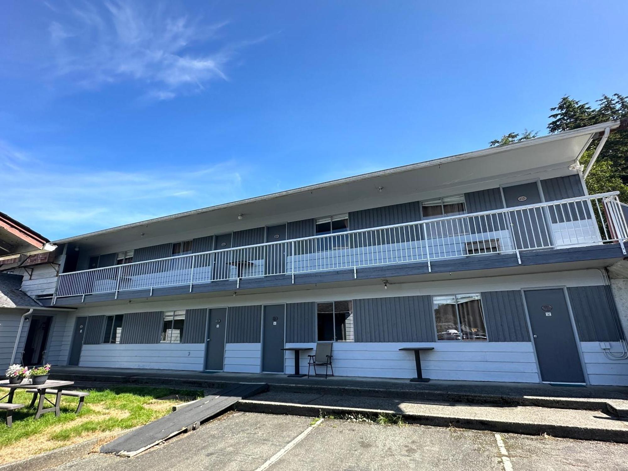 Island West Resort-Motel Ucluelet Exterior photo