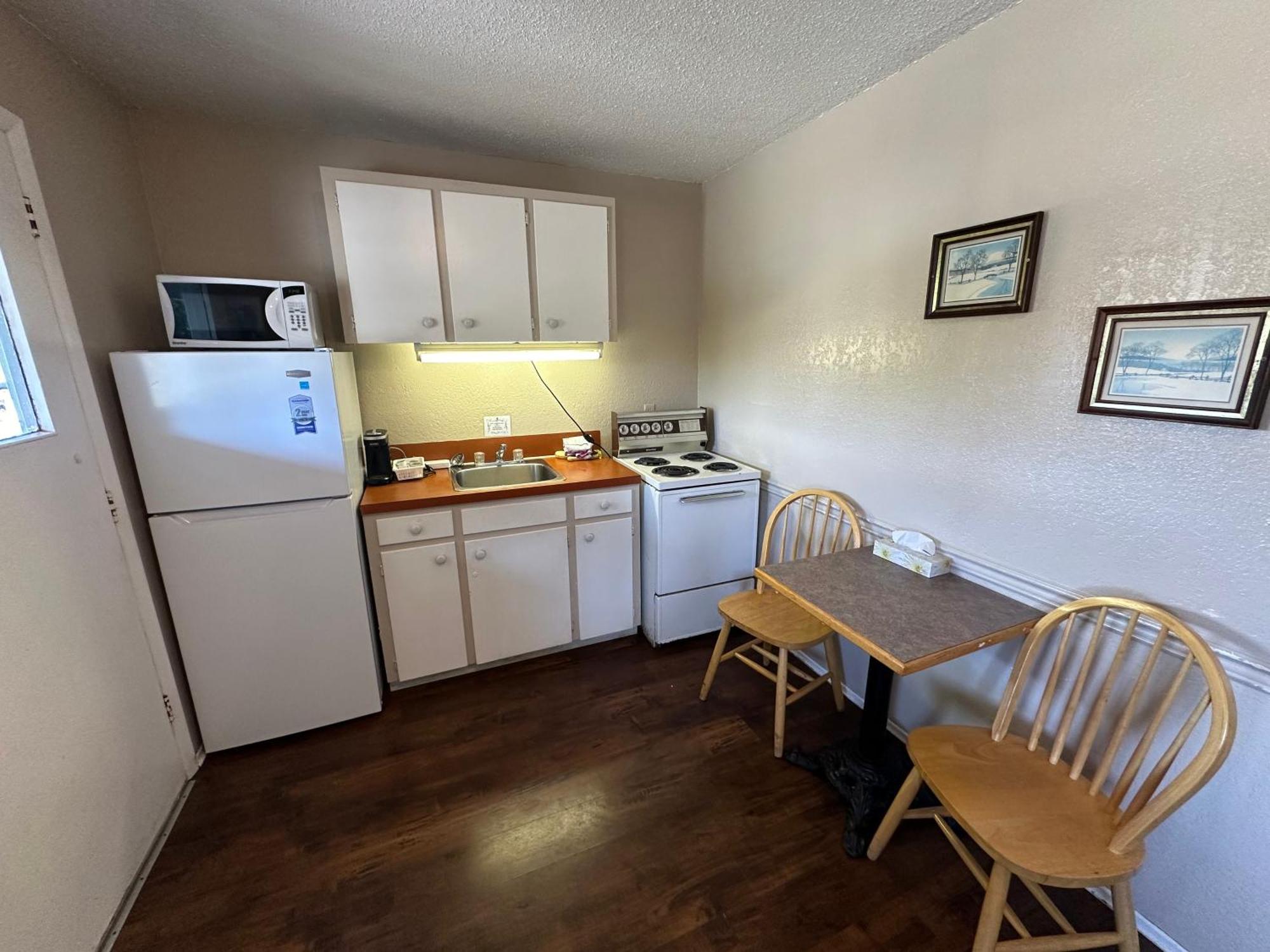 Island West Resort-Motel Ucluelet Room photo