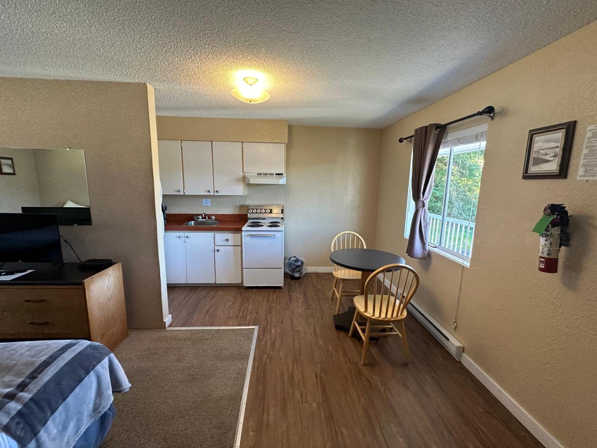Island West Resort-Motel Ucluelet Room photo