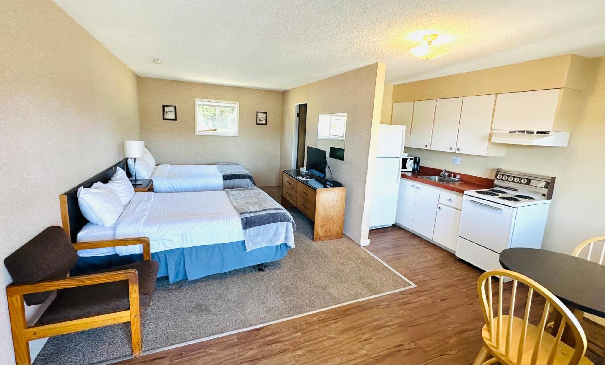 Island West Resort-Motel Ucluelet Room photo
