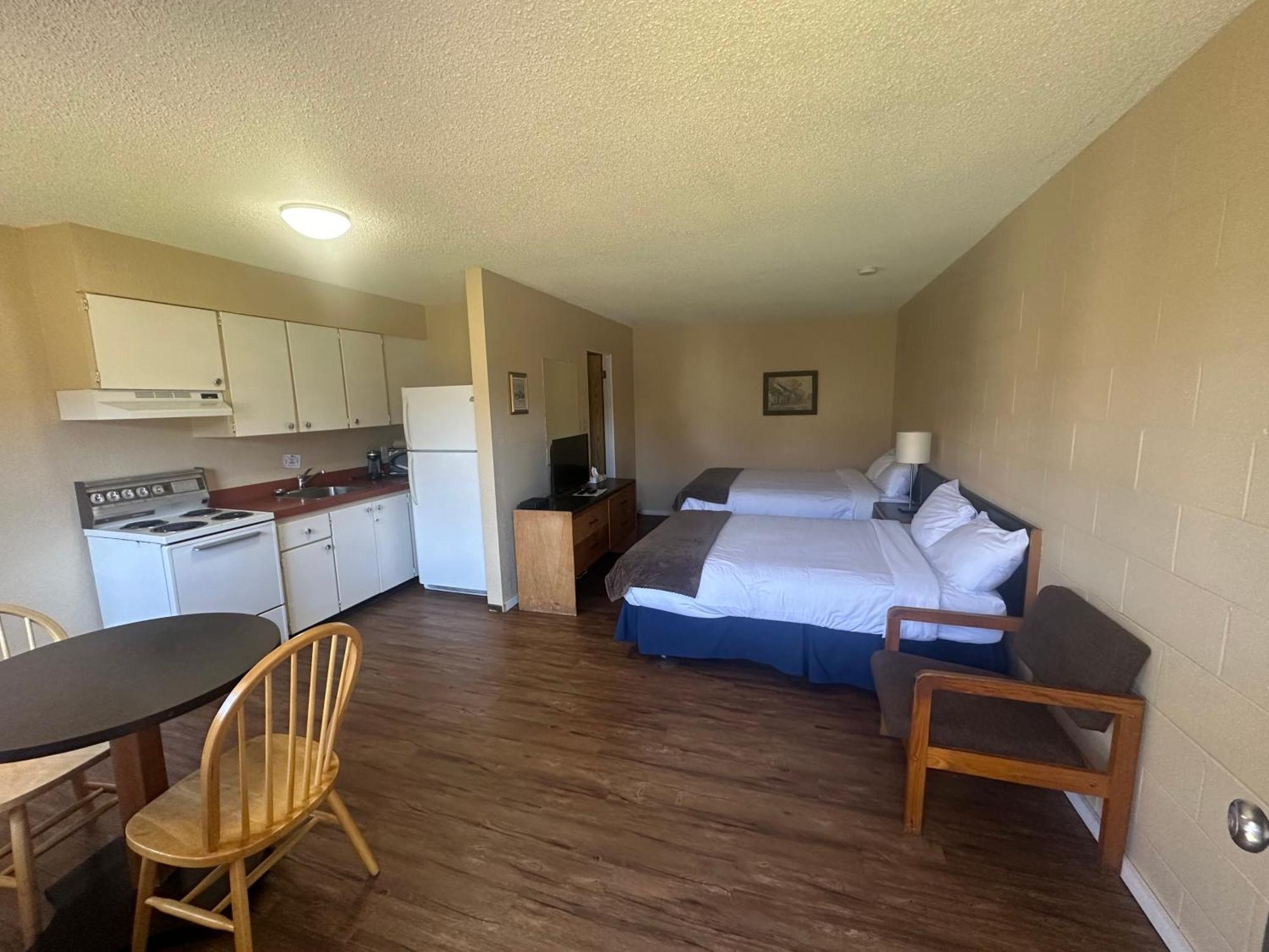 Island West Resort-Motel Ucluelet Room photo