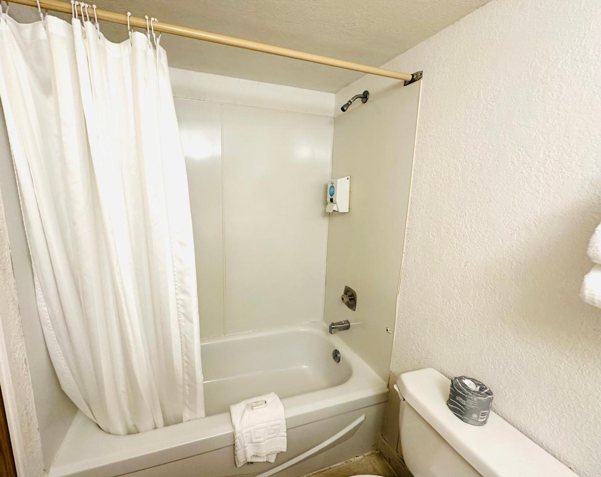 Island West Resort-Motel Ucluelet Room photo