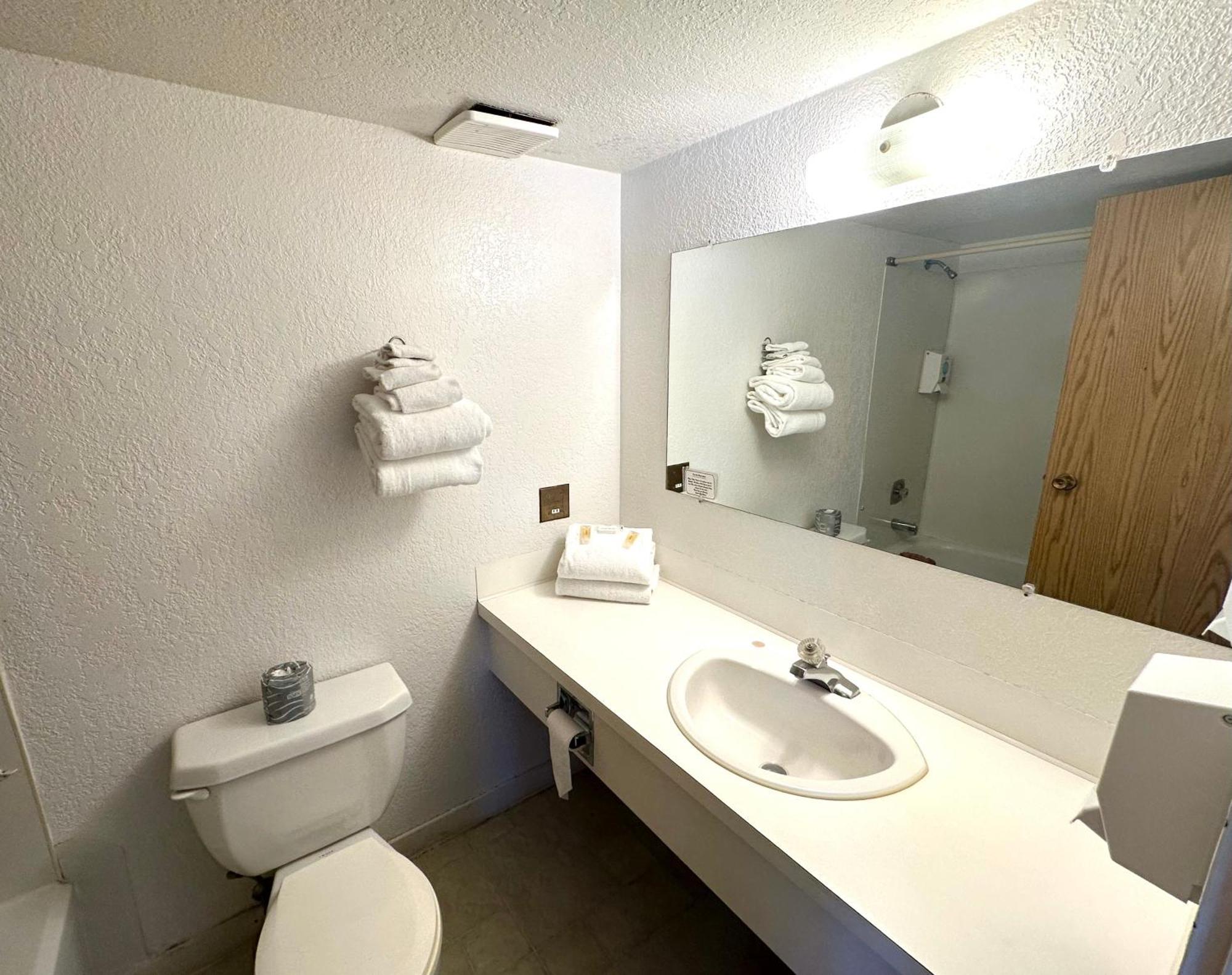 Island West Resort-Motel Ucluelet Room photo