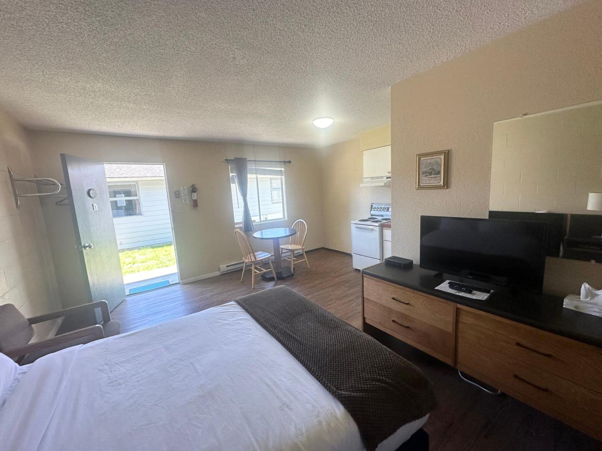 Island West Resort-Motel Ucluelet Room photo